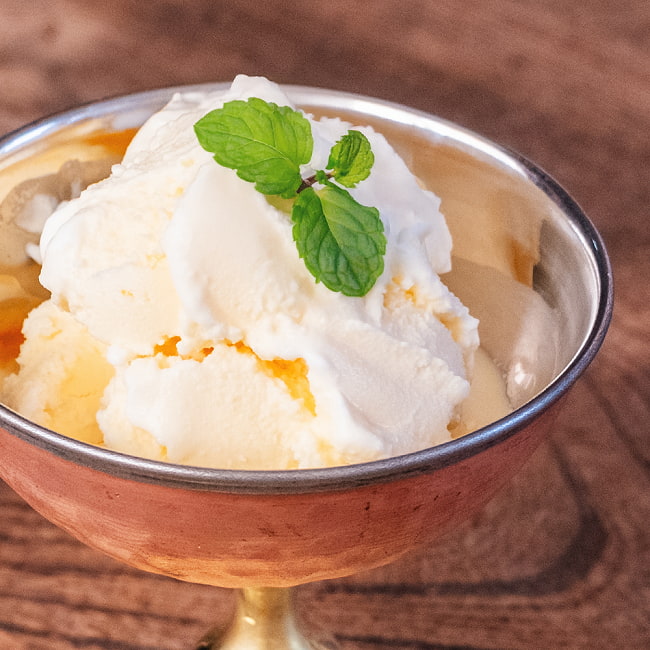 【送料無料・6個セット】インドの高級ホテル気分 アイスクリーム ＆ デザートカップ ブラス脚と銅の槌目模様が美しい 3 - アイスやデザート用に使われます