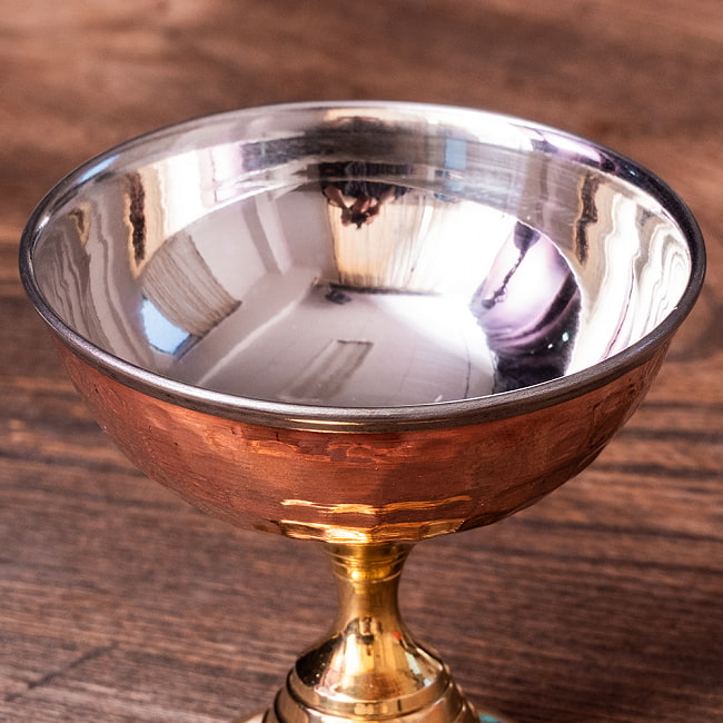 【送料無料・6個セット】インドの高級ホテル気分 アイスクリーム ＆ デザートカップ ブラス脚と銅の槌目模様が美しい 5 - 内側は清潔なステンレス