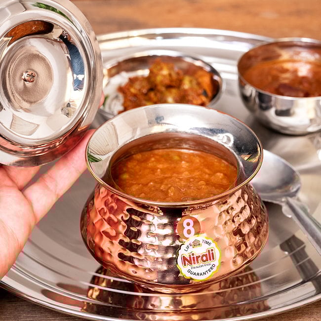 【送料無料・6個セット】〔No.8〕〔蓋付き〕高級感ある槌目仕上げのハンディカダイ　インドの鍋型のかわいい器　インドカレー　ビリヤニなどへ〔直径約10.8cm　約400ml〕 11 - カレーやビリヤニなど、ざまざまな料理を素敵に提供できます。