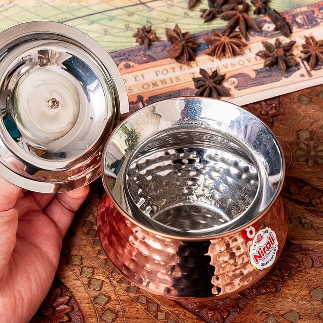 【送料無料・6個セット】〔No.8〕〔蓋付き〕高級感ある槌目仕上げのハンディカダイ　インドの鍋型のかわいい器　インドカレー　ビリヤニなどへ〔直径約10.8cm　約400ml〕 7 - 内側はステンレス製です