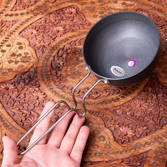 【6個セット】ミニタルカパン - 黒 ノンスティック【直径約12cm 約400ml】インド料理でスパイスをテンパリングする調理器具 8 - このくらいのサイズ感となります