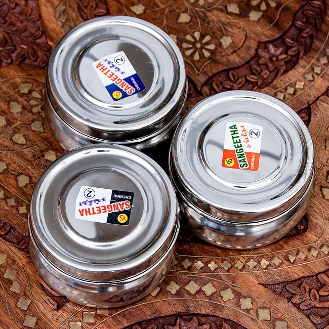 【6個セット】ステンレスのマサラケース・小物入れ 直径：約7.5cm 7 - シールのデザインはそれぞれ異なります。