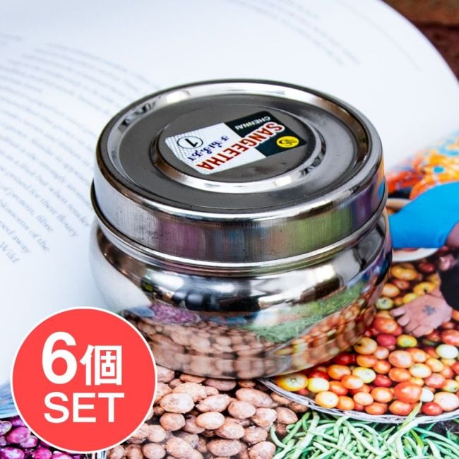 【6個セット】ステンレスのマサラケース・小物入れ 直径：約7.5cmの写真セット,マサラケース, ナッツケース,お菓子ケース,スパイスケース ステンレス, 小物入れ ケース, ピルケース, 収納 ケース コンパクト, ステンレス 保存容器, キッチン 収納 スパイス, 調味料 ケース ミニ, アジアン雑貨 キッチン, キャンプ 収納 ケース