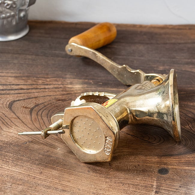 【6個セット】インドのお菓子作成器 - セヴ・サンチャ[Sev sancha] イディアッパムにも 3 - ハンドルを回すとこの部分からニュルニュルと生地が絞り出されてきます。