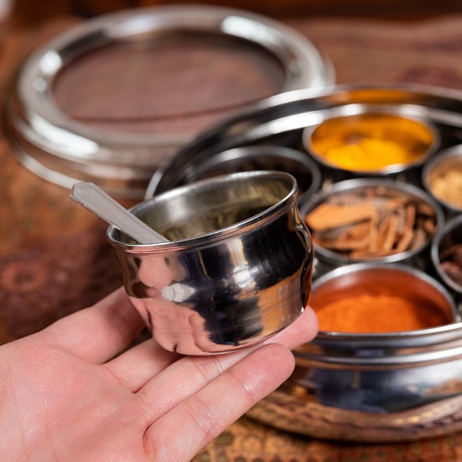 【6個セット】中身が見える！シースルー蓋の円形スパイスボックス　7種類のスパイスを入れられる[直径約21cm] 8 - このくらいのサイズ感になります