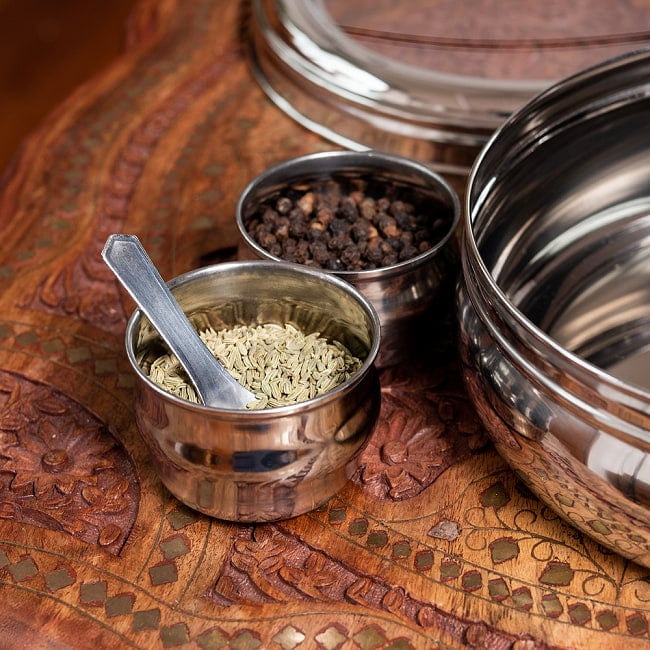 【6個セット】中身が見える！シースルー蓋の円形スパイスボックス　7種類のスパイスを入れられる[直径約21cm] 9 - 写真の小さいスプーンもついてきます！