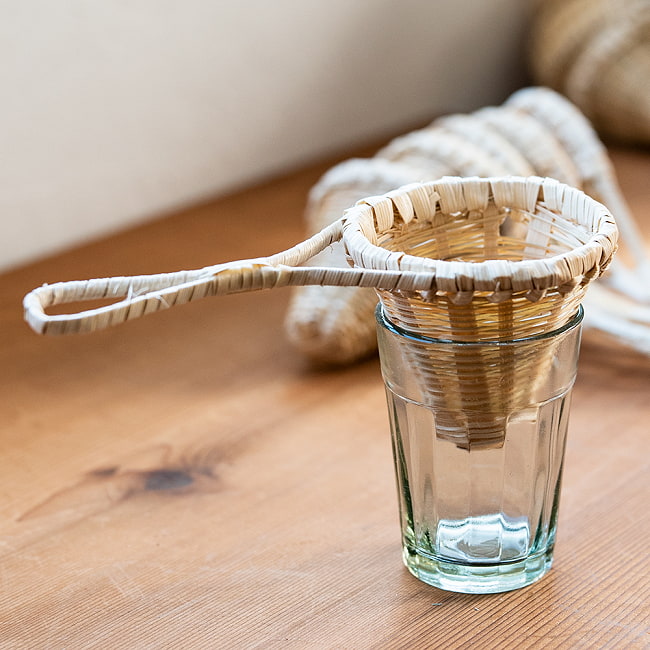 【6個セット】ネパールの竹製 茶こし 3 - チャイカップにセットしてみました。個体差がありますが最大外径は6.5cm程度となります。