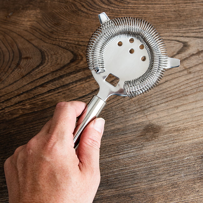 【6個セット】ステンレス製　カクテルストレーナー　バー　ご自宅でのカクテル作りへ 7 - 手に取るとこれくらいのサイズ感です。