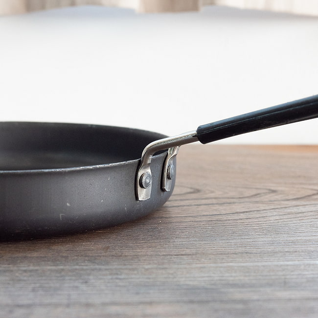 【6個セット】鋼鉄製の片手カダイ(直径約18.5cm) 7 - 持ち手の付け根の外側です。