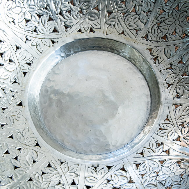 【6個セット】伝統手彫り大輪唐草 エンボスアルミボウル36.5cm 6 - ハンマーによる打痕が装飾として用いられています。