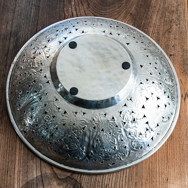 【6個セット】伝統手彫り大輪唐草 エンボスアルミボウル36.5cm 8 - 底面の様子です。ゴム足がついています。
