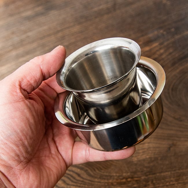 【6個セット】南インドのコーヒーカップとソーサーセット　良クオリティ〔直径:約9.5cm〕 7 - 手に取るとこれくらいのサイズ感です。