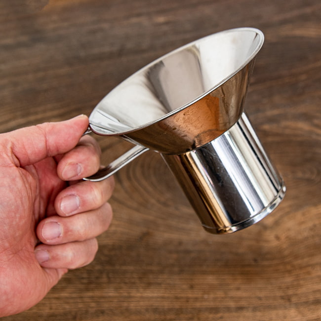 【6個セット】【スモールタイプ】 フードトランスポーター　タイ料理の惣菜を袋詰めする 大口じょうご・ロート 6 - この取っ手がなかなか便利です