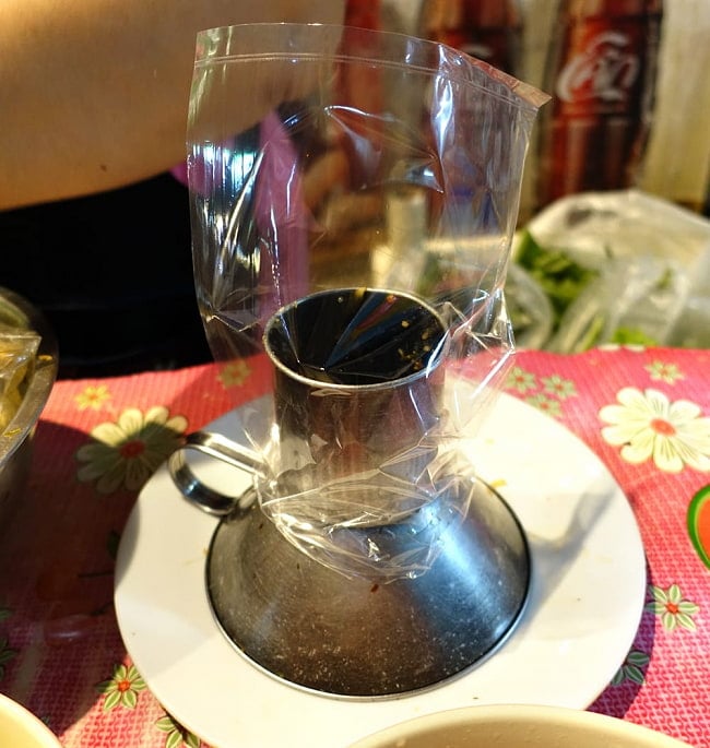 【6個セット】【スモールタイプ】 フードトランスポーター　タイ料理の惣菜を袋詰めする 大口じょうご・ロート 9 - タイでは、このように出口のところに袋を付けて、袋詰しています。