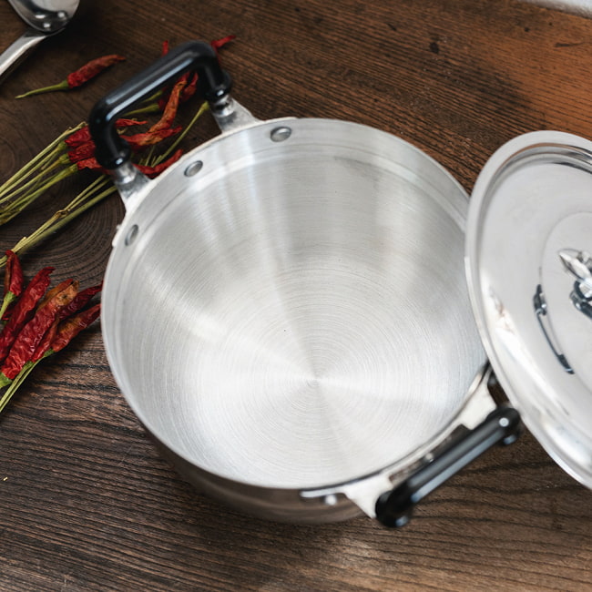 【6個セット】タイ屋台のアルミ両手鍋　タイの王室御用達　CCH (Chue Chin Hua)　クロコダイルブランド〔内径：約16cm 容量：約1600ml〕 10 - 中はこの様になっています