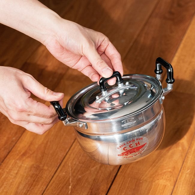 【6個セット】タイ屋台のアルミ両手鍋　タイの王室御用達　CCH (Chue Chin Hua)　クロコダイルブランド〔内径：約16cm 容量：約1600ml〕 14 - このくらいのサイズ感となります