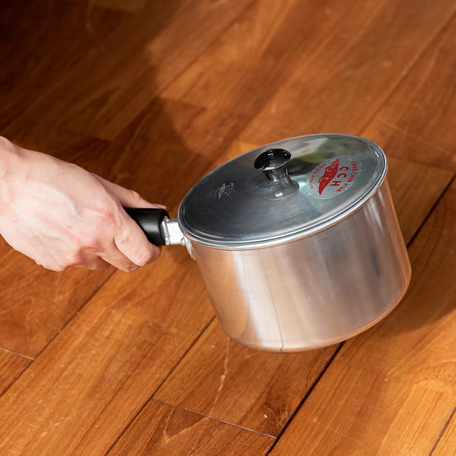 【6個セット】タイ屋台のアルミ片手鍋　タイの王室御用達　CCH (Chue Chin Hua)　クロコダイルブランド〔内径：約16cm 容量：約1800ml〕 15 - このくらいのサイズ感となります