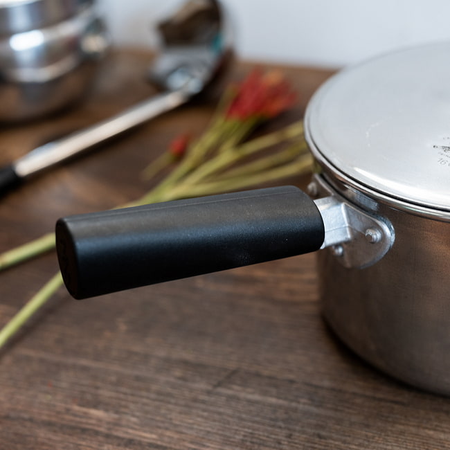 【6個セット】タイ屋台のアルミ片手鍋　タイの王室御用達　CCH (Chue Chin Hua)　クロコダイルブランド〔内径：約16cm 容量：約1800ml〕 7 - 持ちての部分の写真です