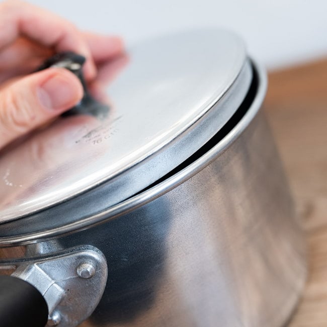 【6個セット】タイ屋台のアルミ片手鍋　タイの王室御用達　CCH (Chue Chin Hua)　クロコダイルブランド〔内径：約16cm 容量：約1800ml〕 8 - 鍋蓋の縁の部分です。しっかり閉まるよう作られており、スタイリッシュです。