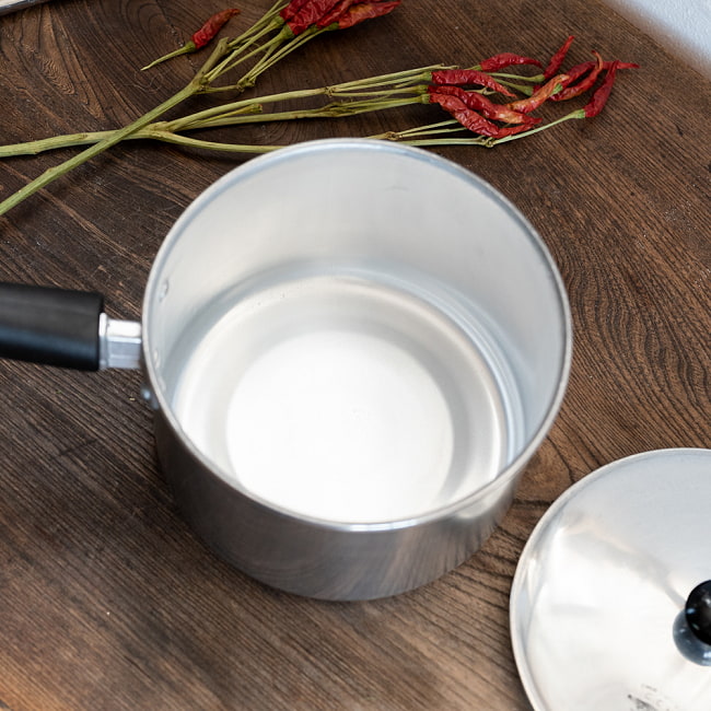 【6個セット】タイ屋台のアルミ片手鍋　タイの王室御用達　CCH (Chue Chin Hua)　クロコダイルブランド〔内径：約16cm 容量：約1800ml〕 9 - 中はこの様になっています