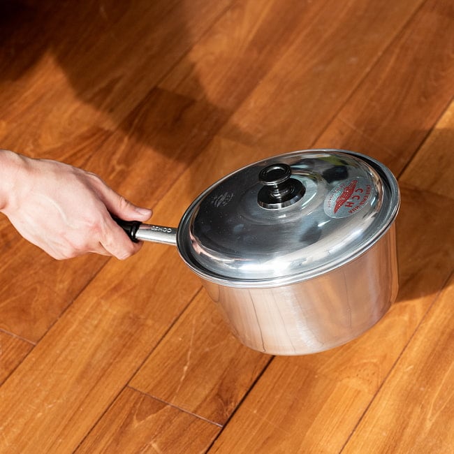 【6個セット】タイ屋台のアルミ片手鍋　タイの王室御用達　CCH (Chue Chin Hua)　クロコダイルブランド〔内径：約20cm 容量：約2500ml〕 14 - このくらいのサイズ感となります