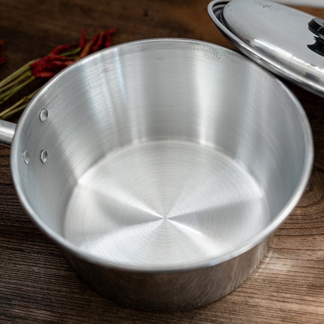 【6個セット】タイ屋台のアルミ片手鍋　タイの王室御用達　CCH (Chue Chin Hua)　クロコダイルブランド〔内径：約20cm 容量：約2500ml〕 9 - 丁寧に作られています