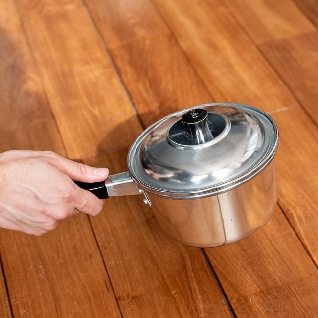 【6個セット】タイ屋台のアルミ片手鍋　アンブレラブランド〔内径：約16cm 容量：約1500ml〕 11 - このくらいのサイズ感となります