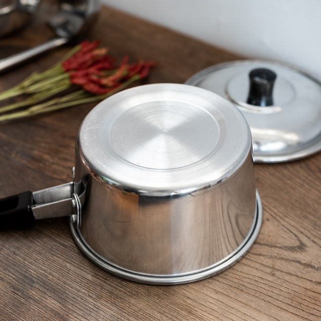 【6個セット】タイ屋台のアルミ片手鍋 アンブレラブランド〔内径:約16cm 容量:約1500ml〕 9 - 裏側はこのようになっております