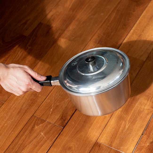 【6個セット】タイ屋台のアルミ片手鍋　アンブレラブランド〔内径：約20cm 容量：約2500ml〕 11 - このくらいのサイズ感となります