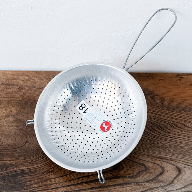 【6個セット】タイ屋台のココナッツこし器兼　油切り　野菜や茹で野菜の水切り器〔No.18　直径：約18.2cm〕 2 - 現地ではココナッツを濾す際などに使われています。水切り、油切り用としても。※シールは付いていない場合がございます