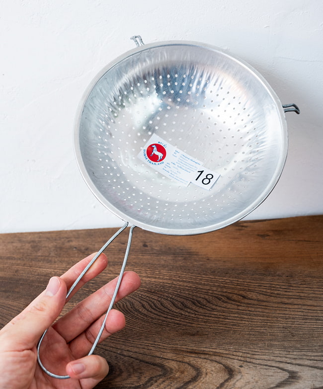 【6個セット】タイ屋台のココナッツこし器兼　油切り　野菜や茹で野菜の水切り器〔No.18　直径：約18.2cm〕 9 - このくらいのサイズ感になります