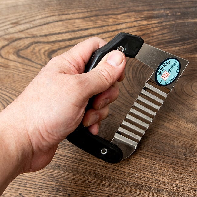 【6個セット】タイのジグザグスライサー ハンドルタイプ 【Twin Ray Brand】 5 - グッとつかめるハンドルタイプ