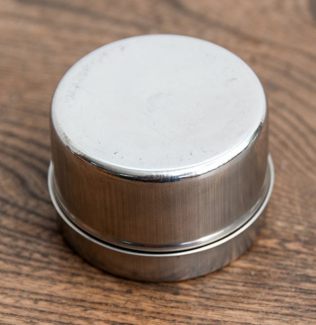 【6個セット】ステンレスのマサラケース・小物入れ 直径5.5cm 高さ3.5cm 4 - 底面を見てみました。