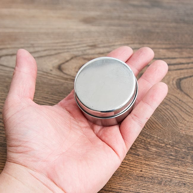 【6個セット】ステンレスのマサラケース・小物入れ 直径5.5cm 高さ3.5cm 5 - これくらいのサイズ感になります。