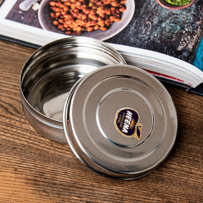 【6個セット】だいぶ大きめのステンレスのマサラケース・小物入れ 直径：9.5cm程度 2 - スパイスや茶葉などの食品類から、アクセサリーどなど、様々なものを収納できる小物入れです！