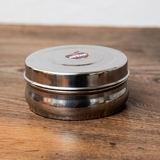 【6個セット】だいぶ大きめのステンレスのマサラケース・小物入れ 直径：9.5cm程度 4 - 独特な形状がいかにもインド！