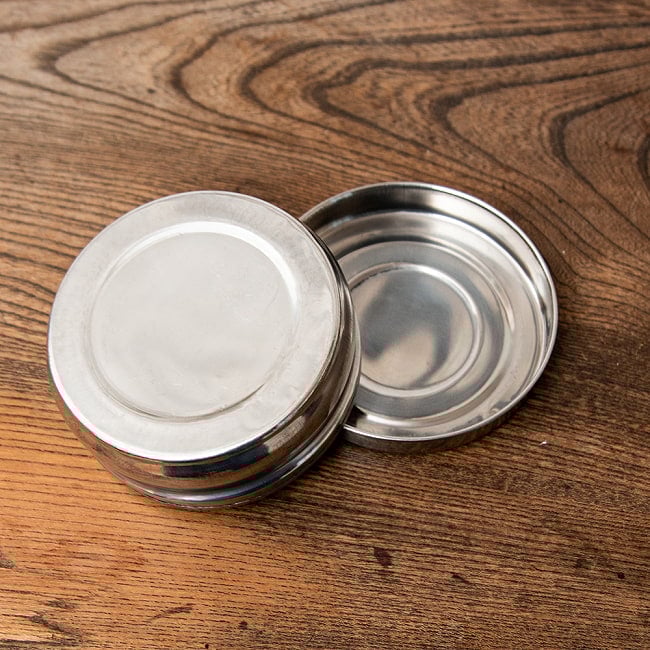 【6個セット】だいぶ大きめのステンレスのマサラケース・小物入れ 直径：9.5cm程度 5 - 底面です