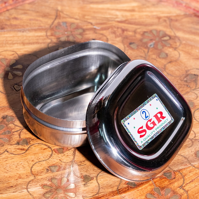 【6個セット】ステンレスのマサラケース・小物入れ〔約7.6cm×約6.2cm×約4cm〕 2 - スパイスやナッツ茶葉などの食品類から、アクセサリーどなど、様々なものを収納できる小物入れです！ステッカーはついてたりついていなかったりします