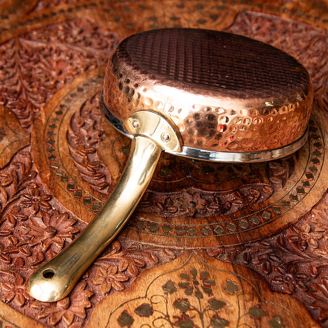 【6個セット】槌目仕上げ 銅装飾のロイヤルソースパン（約13.5cm×4cm） 7 - クラシックな作りなので凹みがあります…