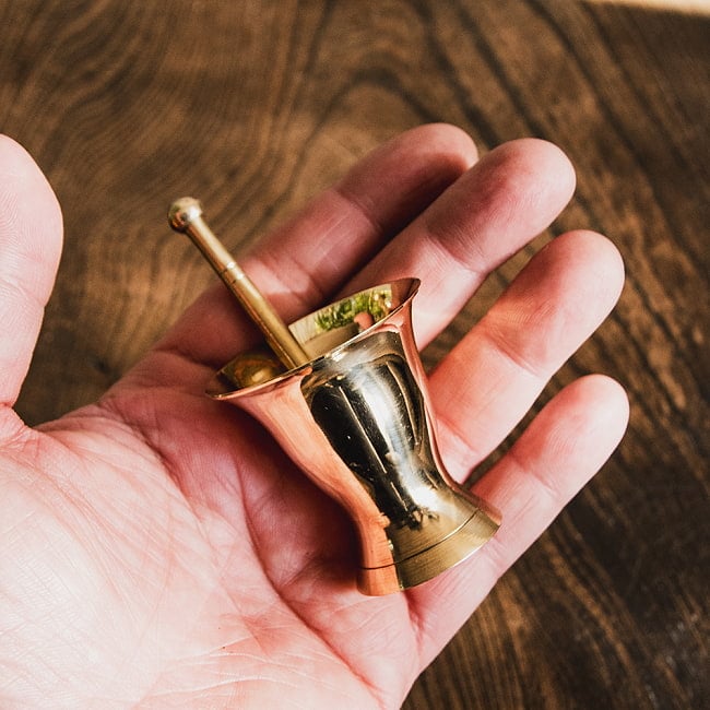 【6個セット】ミニミニサイズのスパイスグラインダー  真鍮 4.5cm 3 - こんなサイズ感です。