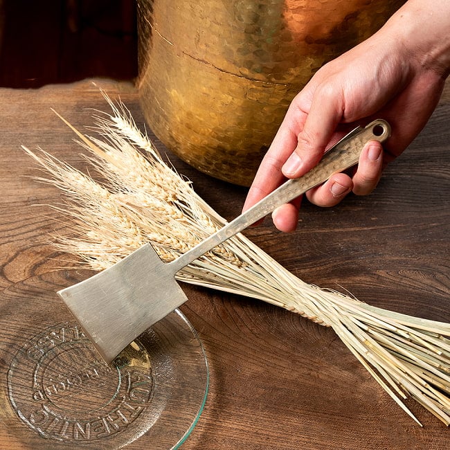 【6個セット】高級感のある槌目模様インドのブラスターナー　約27cm 2 - インドで広く使われているブラスアイテムです。手に持ってみました。