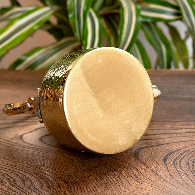 【6個セット】インドの豪華絢爛 ブラスケトル やかん ティーポット 約500ml 10 - 裏面です。真っ平らでとても美しい。