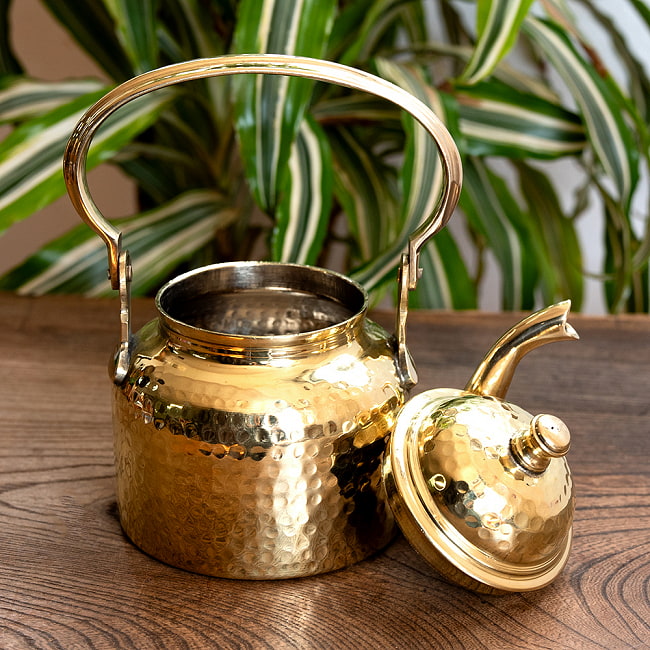 【6個セット】インドの豪華絢爛 ブラスケトル やかん ティーポット 約500ml 11 - 蓋をとるとこのようになっています。蓋開閉も固めに作られています。