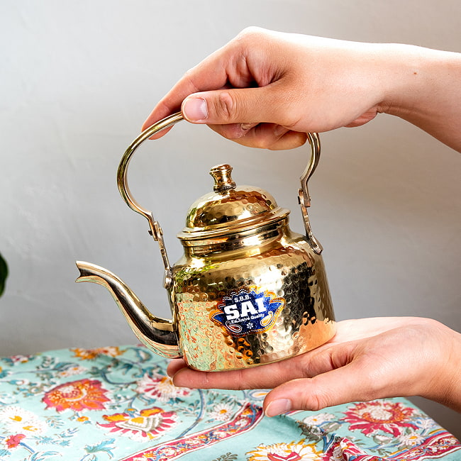 【6個セット】インドの豪華絢爛 ブラスケトル やかん ティーポット 約500ml 13 - 手に持ってみました。