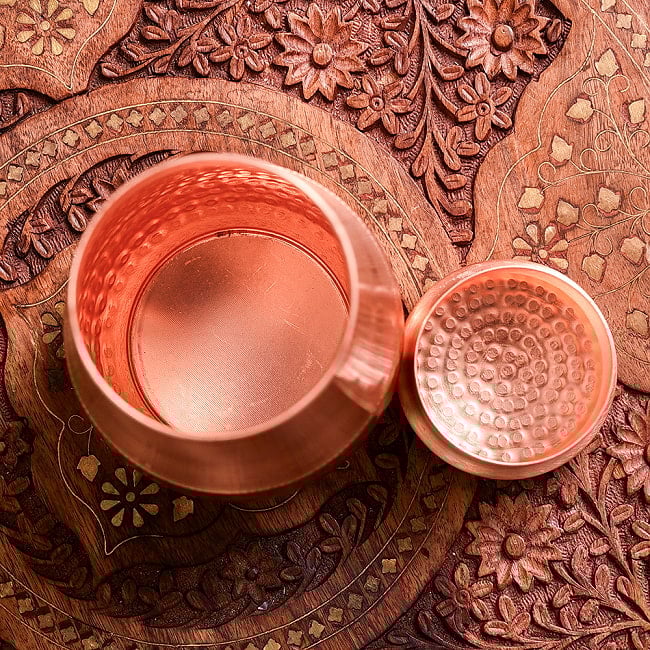 【6個セット】アーユルヴェーダ 高級銅製コップ付き水差し　槌目仕上げが美しい　ウォーターカラフェ　ピッチャー　冠水瓶〔約1000ml〕 10 - もちろん内側は銅です。純度が高いので、銅製品由来の黒ずみ等が若干ございます。