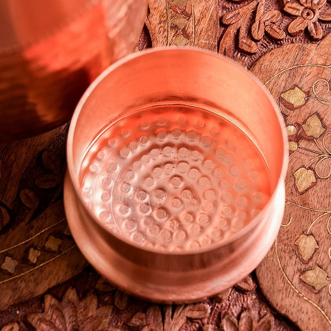 【6個セット】アーユルヴェーダ 高級銅製コップ付き水差し　槌目仕上げが美しい　ウォーターカラフェ　ピッチャー　冠水瓶〔約1000ml〕 11 - 拡大写真です