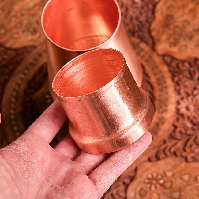 【6個セット】アーユルヴェーダ 高級銅製コップ付き水差し　槌目仕上げが美しい　ウォーターカラフェ　ピッチャー　冠水瓶〔約1000ml〕 13 - コップはこのくらいのサイズ感です