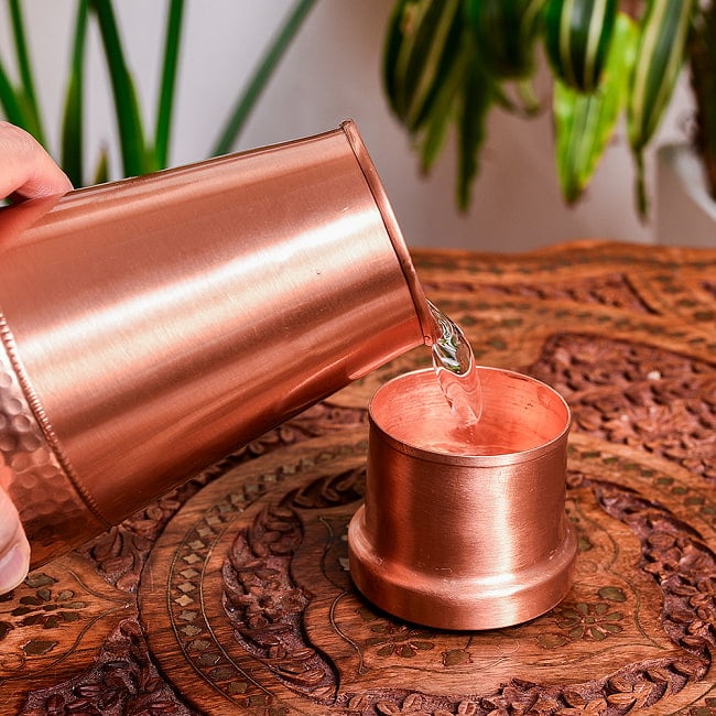 【6個セット】アーユルヴェーダ 高級銅製コップ付き水差し　槌目仕上げが美しい　ウォーターカラフェ　ピッチャー　冠水瓶〔約1000ml〕 14 - 水を注いだところです