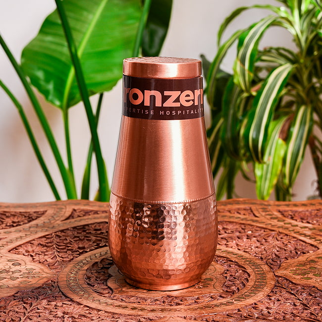 【6個セット】アーユルヴェーダ 高級銅製コップ付き水差し　槌目仕上げが美しい　ウォーターカラフェ　ピッチャー　冠水瓶〔約1000ml〕 2 - インドやネパールなどでは、アーユルヴェーダに使われている銅製の水差しです