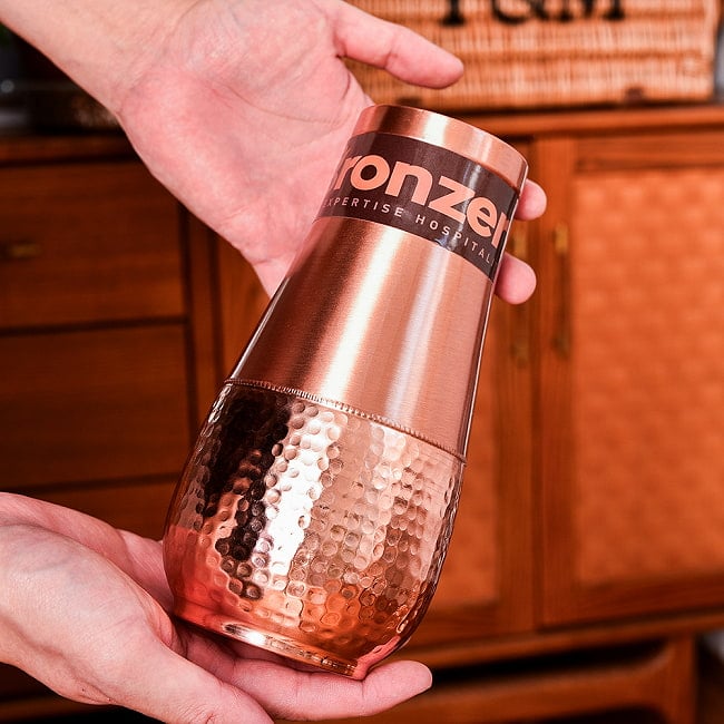 【6個セット】アーユルヴェーダ 高級銅製コップ付き水差し　槌目仕上げが美しい　ウォーターカラフェ　ピッチャー　冠水瓶〔約1000ml〕 3 - このくらいのサイズ感になります